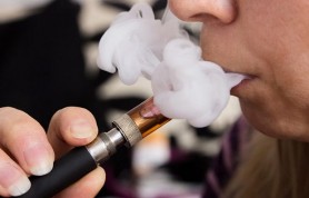 Studiu alarmant: Ce se întâmplă în plămânii celor care fumează țigări electronice
